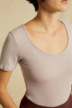 Itana Dream Rib Tee - Dawn -Outlet Sleek Vest Store 0018 Short Sleeve Itana Dawn 4180 web 39e0c3ab 13a7 464e b7ba e97fe3c2a38b