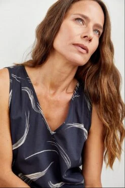 Mariposa Tank - Malaga Print - ReAmour -Outlet Sleek Vest Store 0067 Mariposa Malaga 0036 web 61cae57d 6677 4a3a a556 48f039a2a900