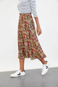Poppy Skirt - Meadow Floral -Outlet Sleek Vest Store 0084 Poppy Meadow 1457 web f8aa1c07 8e58 497f 8298 b7043ee8b8b5