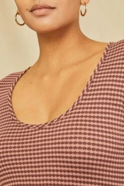 Itana Long Sleeve Scallop Knit Tee - Maple Quartz Stripe -Outlet Sleek Vest Store 0110 Itana Scallop Maple Quartz 3442 web 2a792b7c dcec 427a b34f 3d907daa68e3