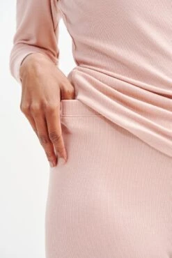 Magda Cropped Dream Rib Leggings - Rose -Outlet Sleek Vest Store 0333 Cropped Magda Dream Rib Rose 0362 web 0647c46c 954e 4c5b 9eee 09a8820baccb