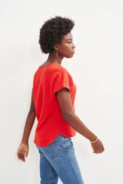 Chessa Scallop Knit Tee - Carmine -Outlet Sleek Vest Store 0392 Chessa Carmine 2445 web b28d2e91 eade 41a3 b7f0 3f4a27e77a9a