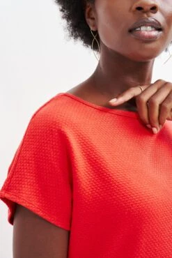 Chessa Scallop Knit Tee - Carmine -Outlet Sleek Vest Store 0392 Chessa Carmine 2456 web 5f44468b e08d 4146 8365 82a9d0a389f2