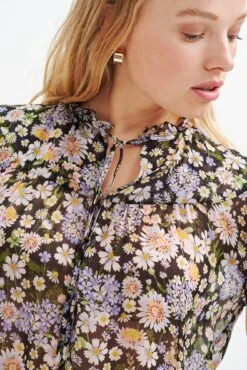 Camila Nouveau Silk Blouse - ReAmour -Outlet Sleek Vest Store 0394 Camila Lavender Midi Floral 1841 web e23f44e5 b5f3 45f1 87e8 224ad5f87777