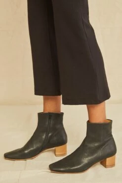 Beatrice Cropped Flare Pant -Outlet Sleek Vest Store 0429 Beatrice Cropped Flare Black 0596 web