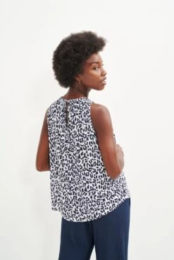 Floret Silken Modal Tank - Navy Sauvage - ReAmour -Outlet Sleek Vest Store 0503 Floret Sauvage Print 0207 web fc79f367 7ed6 46c2 a53f d6389fb832f3