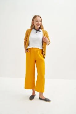 Salice Linen Pants - ReAmour 27 Salice Linen Pants - ReAmour -Outlet Sleek Vest Store 0558 Salice Linen Sunflower 1951 web 0c622aab 84c5 4329 8060 16a4601e03ad