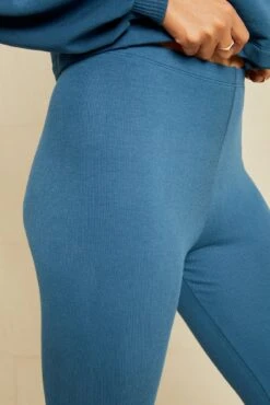 Magda Cropped Dream Rib Leggings - Azure -Outlet Sleek Vest Store 211013 AV October ECOMM 0333MagdaDreamRibAzure 7055 web 9751a2d6 b420 4b3d bf70 80d951bb2ea5