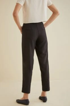 Dava Silk Noil Pants - Navy - ReAmour -Outlet Sleek Vest Store 9434 Dava Black 0954 web a546c548 623a 47fa 8bc7 25582f14fb1f