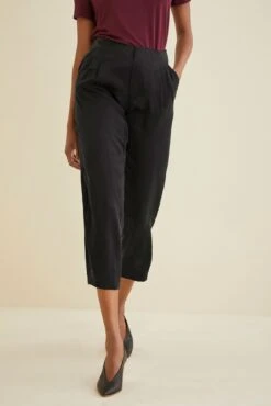 Parnel Silk Pants - ReAmour -Outlet Sleek Vest Store 9622 Parnel Black 2577 web 1225a6a4 4a10 4e0e b40f 66629f1ff80c