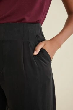 Parnel Silk Pants - ReAmour -Outlet Sleek Vest Store 9622 Parnel Black 2600 web e8b34733 2201 4c73 976e 4fd012dae594