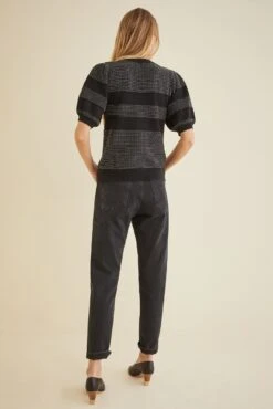 Liza Sweater Tee - Black Texture Stripe -Outlet Sleek Vest Store 9666 Liza Black Texture Stripe 2267 web e30e8cd4 4de1 4c12 bcb5 369fc9e04142