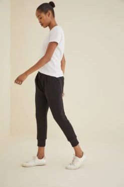 Jamie Pleated Joggers - ReAmour -Outlet Sleek Vest Store Jamie Black 2410 web 785120a7 517d 4864 97f7 44a7a3d3da26