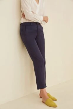 Oralie Pants - ReAmour -Outlet Sleek Vest Store Oralie Navy 5068 web 194b6e2c 4054 49c2 af89 0e4bad0ee36c